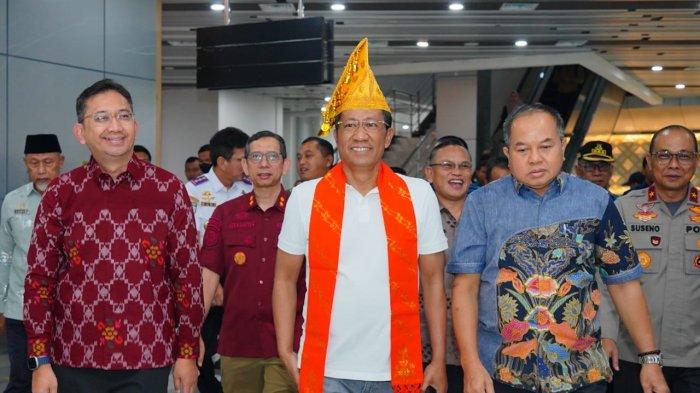 Asisten II Bidang Perekonomian dan Pembangunan Rudy Dewanto menyambut kedatangan Menteri Hukum dan HAM Republik Indonesia Supratman Andi Agtas di Bandara Mutiara Sis Aljufri Palu, Jl Abdurrahman Saleh, Kelurahan Birobuli, Kecamatan Palu Selatan, Kota Palu, Sulawesi Tengah, Jumat (11/10/2024) pagi.