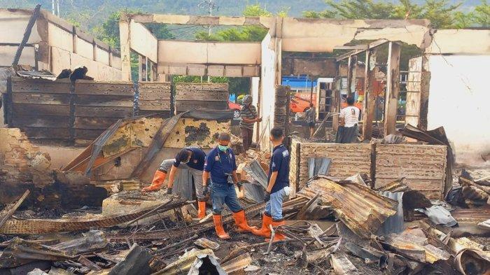 Sebanyak 128 bangunan di Pasar Sentral Luwuk, Jl Ahmad Yani, Kecamatan Luwuk, Kabupaten Banggai, Sulawesi Tengah, ludes dilalap api.