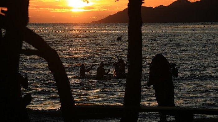 Pantai Moian, menjadi destinasi wisata favorit warga Sulawesi Tengah. Pantai Moian berada di Desa Palapi, Kecamatan Taopa, Kabupaten Parigi Moutong.