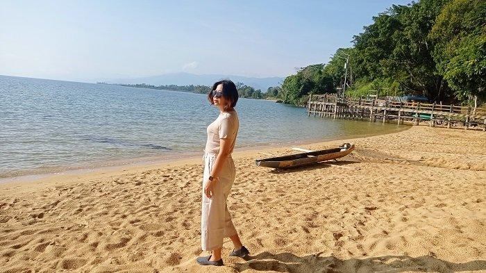 Kabupaten Poso, Sulawesi Tengah, menyimpan beragam potensi wisata yang sayang jika dilewatkan. Termasuk Pantai Siuri di tepi Danau Poso, Tentena.