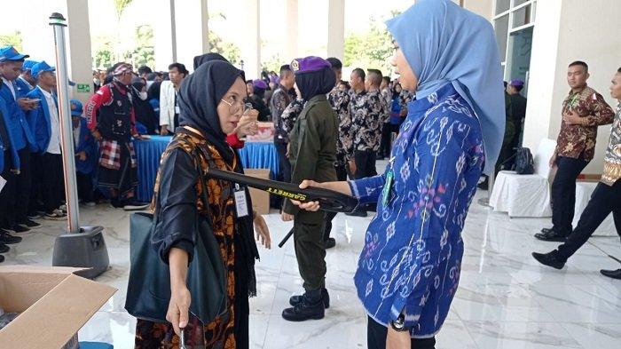 Setiap tamu dan peserta forum Mahasabha XIII KMHDI melalui pemeriksaan ketat di pintu masuk auditorium Universitas Tadulako, Jl Soekarno Hatta, Kecamatan Mantikulore, Kota Palu, Sulawesi Tengah, Selasa (30/8/2023).