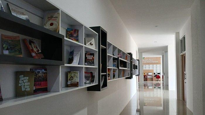 Dinas Kearsipan dan Perpustakaan Kota Palu baru memilik 5.000 buku koleksi. Angka itu belum mencapai standar minimal perpustakaan umum yakni 8.500 buku.