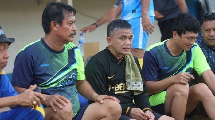 Tim Sepak Bola Pemerintah Kota (Pemkot) Palu menjalani laga eksebisi dengan tim pemerintah Kabupaten Tolitoli di Stadion Nopi, Kelurahan Nalu, Kecamatan Baolan, Kabupaten Tolitoli, beberapa waktu lalu.