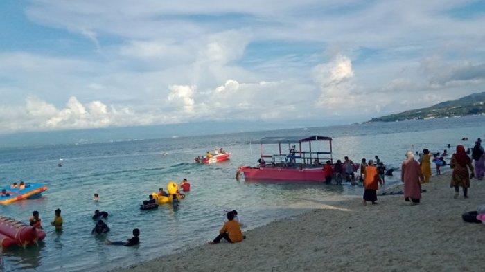 Hari ketiga lebaran idul fitri warga memadati tempat wisata Pantai Tanjung Karang di Kabupaten Donggala, Sulawesi Tengah, Sabtu (15/5/2021) Sore.