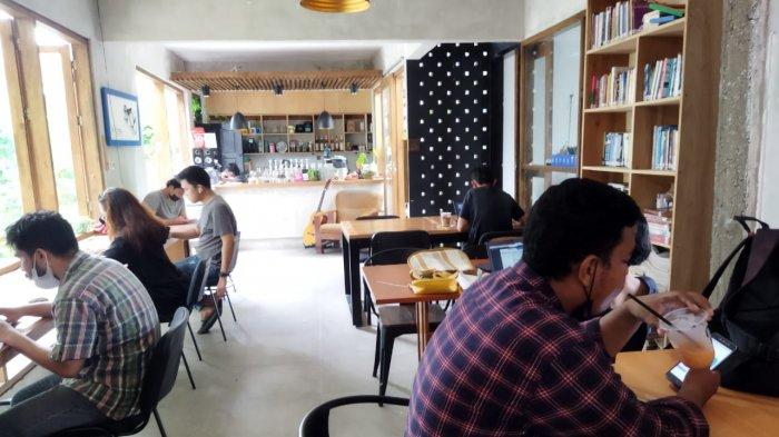 Ruang DuaLapan adalah cafe yang terletak di Jl KH Dewantoro, No 28, Kecamatan Palu Timur, Kota Palu, Sulawesi Tengah.