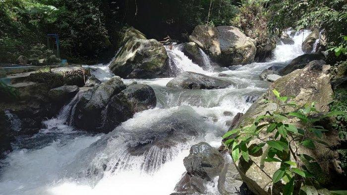 

Taman Wisata Alam (TWA) Wera di Desa Balumpewa, Kecamatan Dolo Barat, Kabupaten Sigi, Sulawesi Tengah, Sabtu (24/7/2021). 

