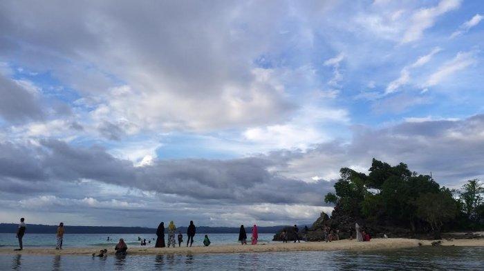 Wisata Pantai Bambahano di Desa Sabang, Kecamatan Dampelas Kabupaten Donggala, Sulawesi Tengah, Kamis (13/5/2021) sore.