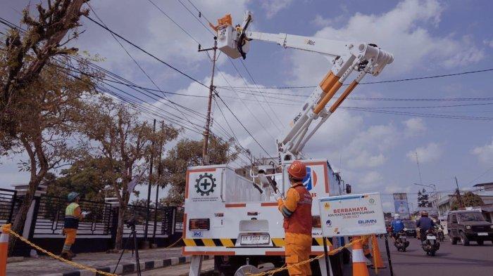 PEMELIHARAAN JARINGAN: Tim Regu PDKB PT PLN (Persero) Unit Induk Distribusi Sumatera Utara saat melakukan pemeliharaan jaringan dalam kondisi bertegangan untuk memastikan keandalan pasokan listrik. PT PLN (Persero) mencatat capaian signifikan dalam meningkatkan keandalan pasokan listrik sepanjang tahun 2024. (Dok/PLN UIP JBT)