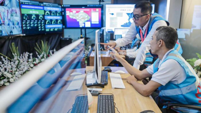 PANTAU KELISTRIKAN: Direktur Utama PLN, Darmawan Prasodjo mendampingi petugas PLN memonitor kelistrikan secara digital. Transformasi digital secara end-to-end mampu membawa PLN menorehkan kinerja apik sehingga masuk ke dalam daftar Fortune Global 500. (Dok PLN UIP JBT)