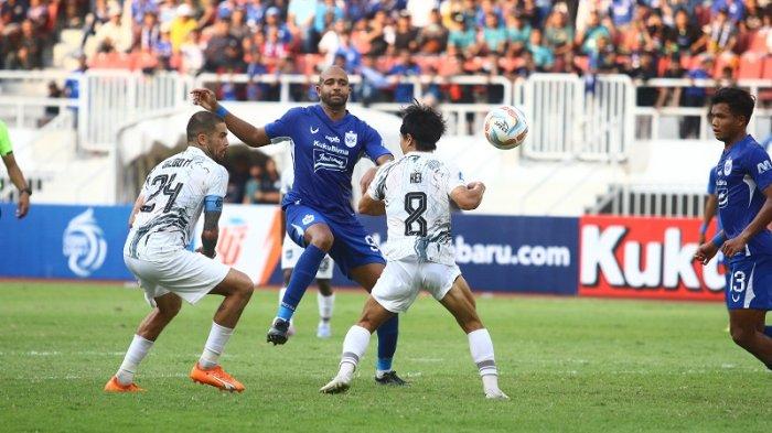 Aksi pemain PSIS Semarang Lucas Gama berebut bola dengan dua pemain Borneo FC Kei Hirose dan Diego Michiels dalam laga pekan kelima BRI Liga 1 2023/2024 yang bertempat di kandang Mahesa Jenar Stadion Jatidiri Semarang, Jumat (28/7/2023).