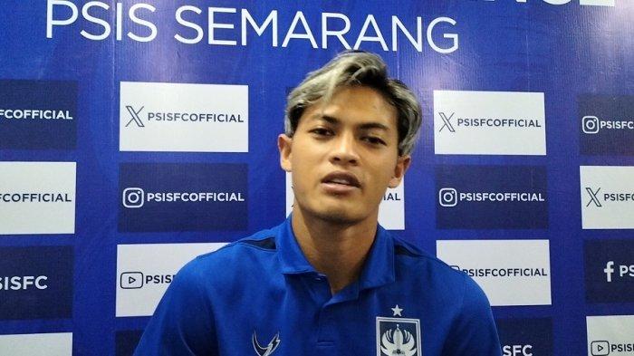 Pemain PSIS Semarang Alfeandra Dewangga saat bertemu awak media di mess tim Jalan Semeru Dalam 1 Kota Semarang, Sabtu (10/2/2024).