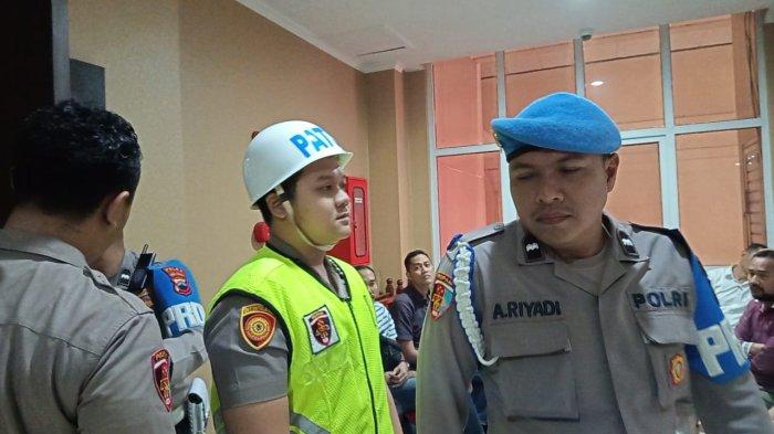 SIDANG ETIK - Brigadir Ade Kurniawan (AK) saat memasuki ruang sidang etik di Polda Jateng, Kota Semarang, Kamis (10/4/2025). Brigadir Ade Kurniawan diseret ke sidang etik karena menjadi tersangka kasus pembunuhan anak kandungnya yang masih bayi berusia 2 bulan berinisial AN. (Tribun Pantura/Iwan Arifianto)
