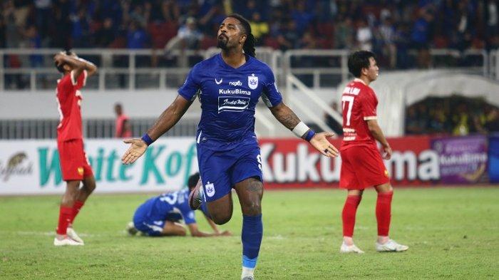 Carlos Fortes melakukan selebrasi usai mencetak gol yang menyelamatkan PSIS Semarang dari kekalahan di menit-menit akhir pertandingan dalam laga uji coba kontra Selangor FC di Stadion Jatidiri Semarang, Minggu (10/9/2023) malam.