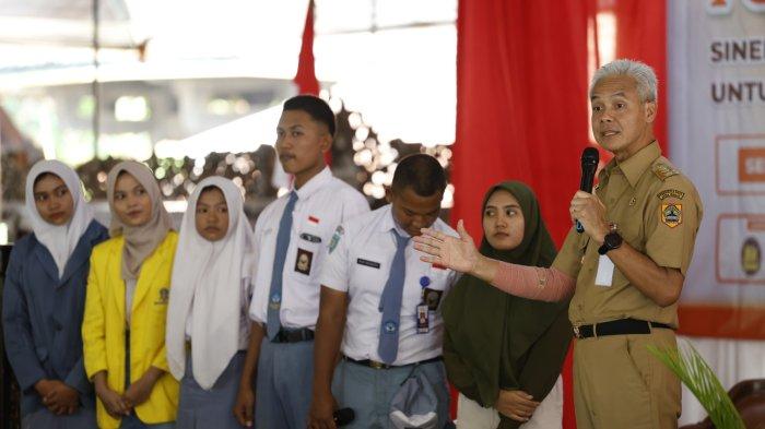 Gubernur Ganjar Pranowo memberikan motivasi pada acara seminar di Pendopo Kabupaten Rembang, Senin (10/7/2023).