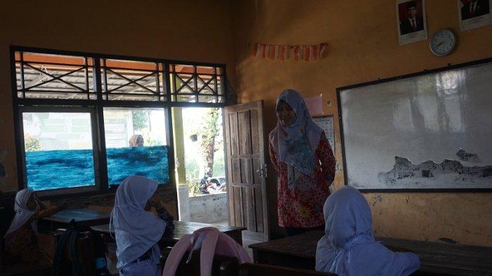 Guru SDN Sijono Warungasem saat mengajar tiga siswa kelas 1, Kamis (20/7/2023).