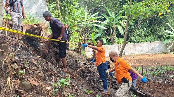 Tim Inafis Satreskrim Polresta Banyumas saat melakukan penggalian di lokasi penemuan dugaan kerangka bayi korban aborsi di RT 1 RW 4 Kelurahan Tanjung, Purwokerto Selatan, Kabupaten Banyumas, Kamis (22/6/2023).