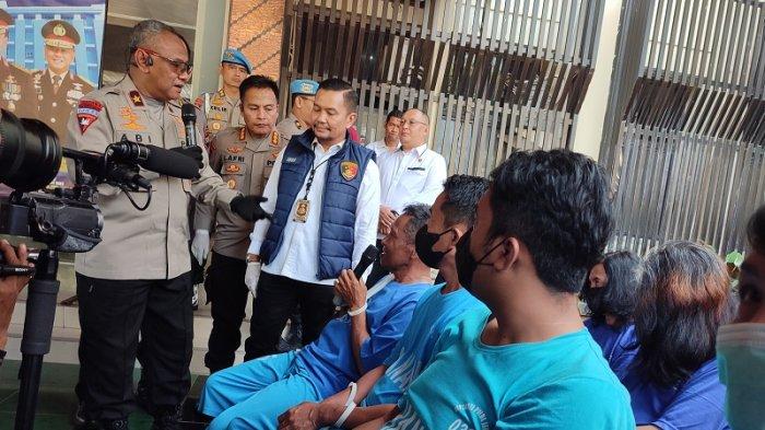 Kasatgas TPPO Polda Jateng, Brigjen Pol Abioso Seno Aji mengobrol dengan para tersangka kasus TPPO saat konferensi pers di Polda Jateng, Kota Semarang, Rabu (21/6/2023).