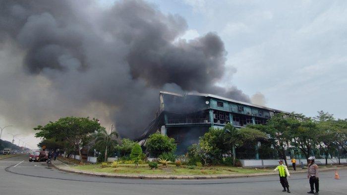 Kepulan asap hitam membumbung tinggi dari pabrik PT Master Kidz Indonesia di Kawasan Industri Kendal (KIK) yang terbakar, Jumat (1/11/2024.