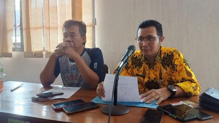 Ketua Panitia Hari Jadi ke 401 Kabupaten Pekalongan, Yudi Himawan (kanan) di dampingi asisten administrasi umum Setda Kabupaten Pekalongan, Anis Rosidi (kiri) saat menjelaskan kegiatan Hari Jadi  ke 401 Kabupaten Pekalongan.