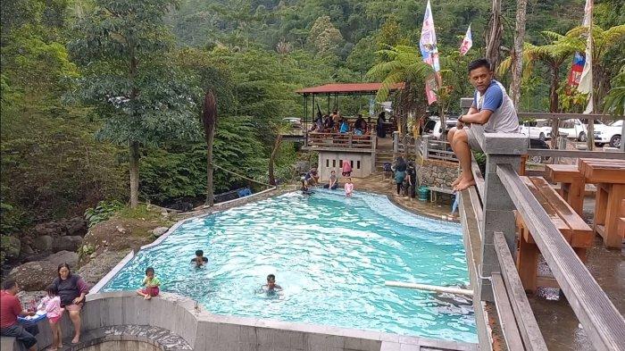 Sejumlah pengunjung tengah berenang di kolam Joglo Dopang Desa Rahtawu, Kecamatan Gebog, Kudus.