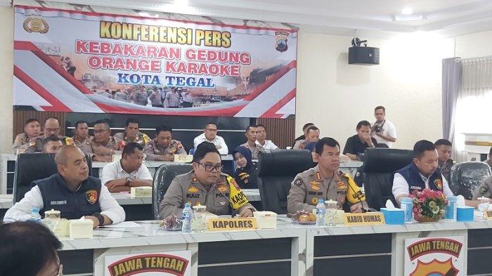 Konferensi pers kasus kebakaran Gedung Karaoke New Orange Tegal di Aula Deviacita Mapolres Tegal Kota, Rabu (17/1/2024).