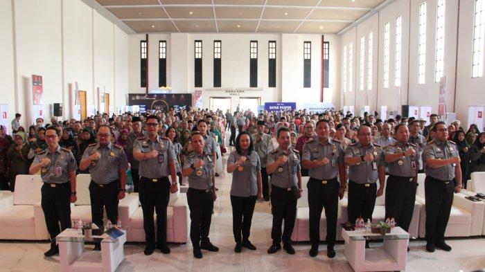 Inovasi jajaran Keimigrasian Kantor Wilayah (Kanwil) Kementerian Hukum dan Hak Asasi Manusia (Kemenkumham) Jawa Tengah bertajuk Layanan Paspor Simpatik Gabungan Imigrasi se-Jawa Tengah 