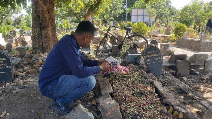 Seorang warga tampak sedang mendoakan almarhumah dr Aulia Risma Lestari di Tempat Pemakaman Umum (TPU) Panggung, Kota Tegal, Kamis (15/8/2024).