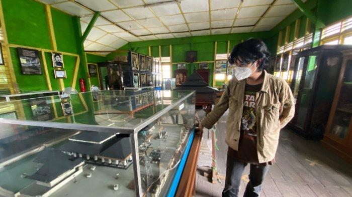Seorang pengunjung melihat-lihat replika Masjid Agung Demak di Museum Glagah Wangi, Kabupaten Demak, Jumat (11/2/2022).