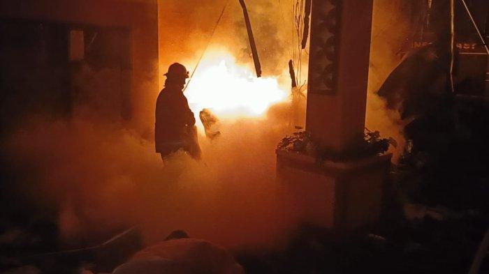 Tim gabungan saat memadamkan kebakaran kantor DPRD Kabupaten Pekalongan, Sabtu (21/12/2024) malam.