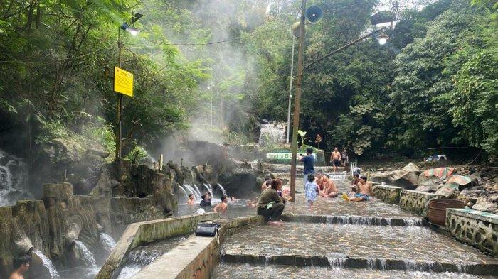 Suasana di area Pemandian Air Panas Pancuran 13 Guci, Kabupaten Tegal, Jawa Tengah.