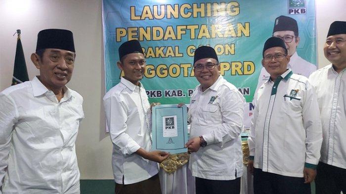 Ketua DPC PKB Kabupaten Pekalongan Asip Kholbihi saat menerima berkas pendaftaran bacaleg PKB untuk pemilu 2024.