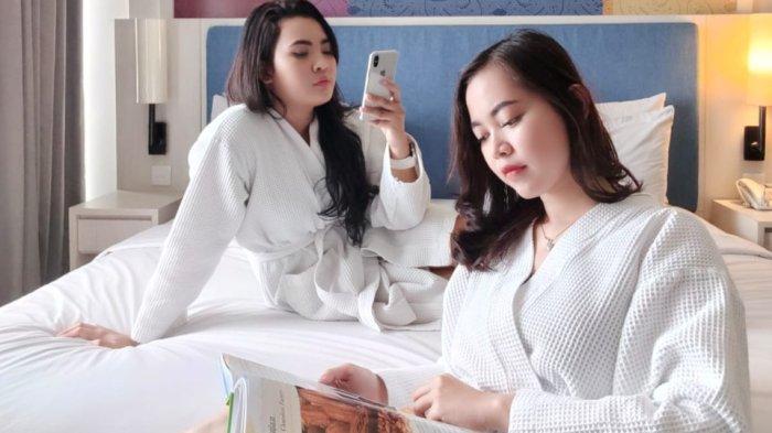 Pengunjung saat staycation di Hotel Santika Pekalongan.