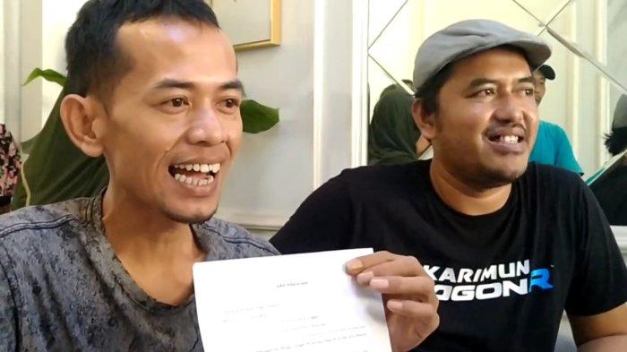 Romadhon (37) pengusaha batik (kiri) saat memperlihatkan surat penyataan bertanggung jawab penuh kegiatan udik-udikan.