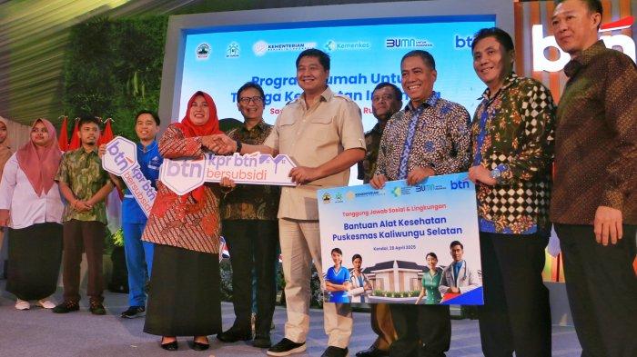 PROGRAM RUMAH - Menteri Perumahan dan Kawasan Permukiman Republik Indonesia Maruarar Sirait (kemeja krem), Menteri Kesehatan Republik Indonesia Budi Gunadi Sadikin, Gubernur Jawa Tengah Ahmad Luthfi, Direktur Consumer Banking PT Bank Tabungan Negara (Persero) Tbk (BTN) Hirwandi Gafar, Komisioner BP Tapera Heru Pudyo Nugroho dan Direktur Utama PT Dwiwahana Delta Megah Levy Purnama  menyerahkan kunci rumah secara simbolis kepada debitur berprofesi Tenaga Kesehatan, dalam acara peluncuran Program Rumah untuk Tenaga Kesehatan Indonesia di Kendal, Jawa Tengah, Senin (28/4/2025). Program ini merupakan bagian dari komitmen pemerintah bersama BTN untuk memperluas akses kepemilikan hunian layak bagi tenaga kesehatan di seluruh Indonesia, dengan alokasi sebanyak 30.000 unit rumah subsidi. Inisiatif ini diharapkan mendukung kesejahteraan tenaga kesehatan sebagai garda terdepan pelayanan publik, sekaligus mempercepat target Program Perumahan Nasional Pemerintahan Prabowo-Gibran. (Tribun Jateng/Hermawan Handaka)