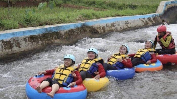 Sejumlah pengunjung saat menikmati River Tubing di desa wisata Pandansari, Batang.