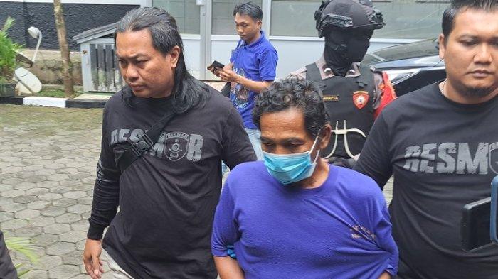 Polisi menetapkan Rudi (57) sebagai tersangka pembunuhan 7 bayi hasil inses bapak dan anak yang dikubur di RT 1 RW 4 Kelurahan Tanjung, Kecamatan Purwokerto Selatan, Kabupaten Banyumas, Selasa (27/6/2023). 