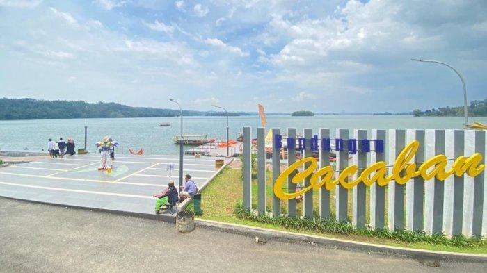 Suasana di Objek Wisata Waduk Cacaban, Kecamatan Kedungbanteng, Kabupaten Tegal belum lama ini. Terlihat beberapa pengunjung bersantai di lokasi dan beberapa sedang jalan-jalan berkeliling.