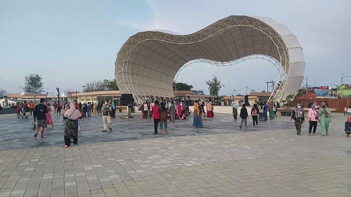 Suasana sore hari di objek wisata air Pantai Pasir Kencana Pekalongan.