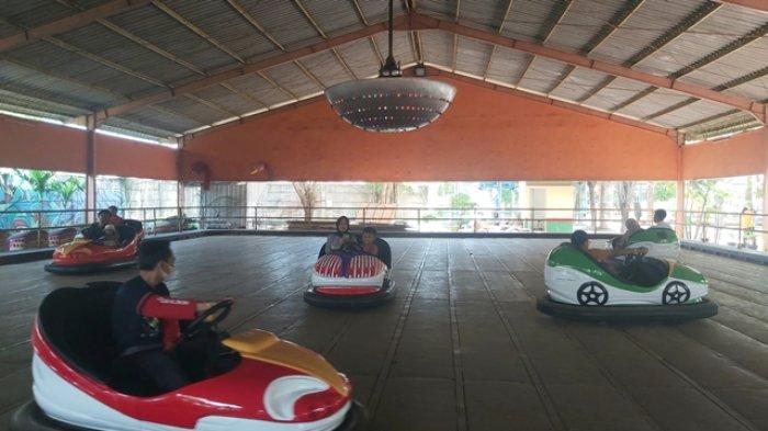 Suasana wahana permainan bom-bom car di Rita Park Tegal, Minggu (14/5/2023). 