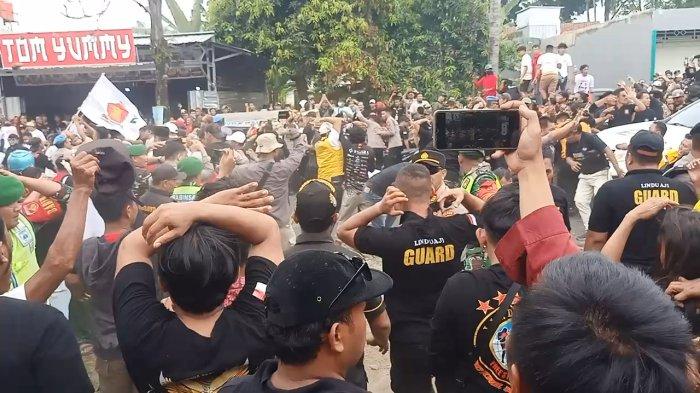 Perang batu dan bambu terjadi saat pendukung kedua calon bupati dan calon wakil bupati di Kabupaten Pekalongan terlibat bentrokan hebat pada saat acara pengundian nomor urut Pilkada 2024, di kantor KPU Kabupaten Pekalongan, Senin (23/9/2024).