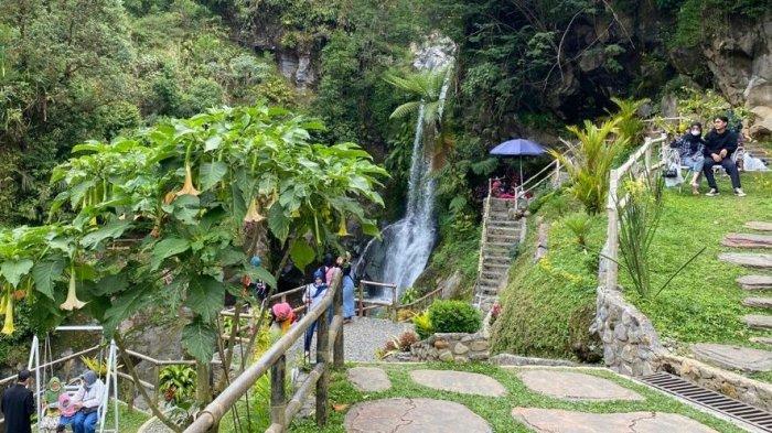 Suasana di area Curug Serwiti 