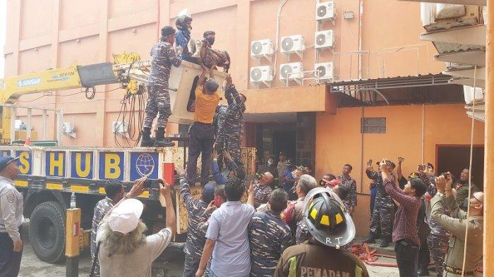 Evakuasi korban terjebak kebakaran Karaoke Orange Tegal, Senin (15/1/2024).
