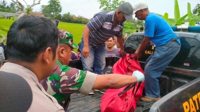 Proses evakuasi mayat perempuan tanpa busana yang ditemukan warga di areal persawahan Desa Menganti, Kesugihan, Cilacap, Jumat (23/6/2023).