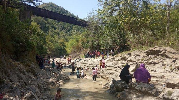 Para pengunjung sedang bermain air di objek wisata Watu Lempit di Girikusumo Desa Banyumeneng, Mranggen, Demak, Minggu (19/9/2021).