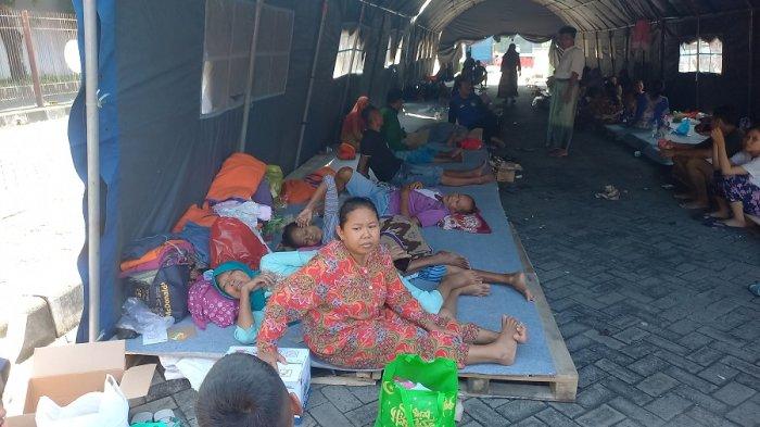 Para pengungsi banjir Karanganyar Demak tengah beristirahat di Posko Pengungsian Terminal Induk Jati Kudus, Jumat (9/2/2024).