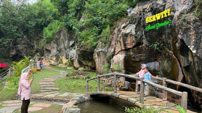 Pengunjung terlihat sedang mengabadikan momen dengan berfoto di salah satu spot foto yang ada di Curug Serwiti Objek Wisata Guci Kabupaten Tegal.