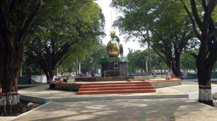 Tugu nanas di Alun-alun Pemalang.