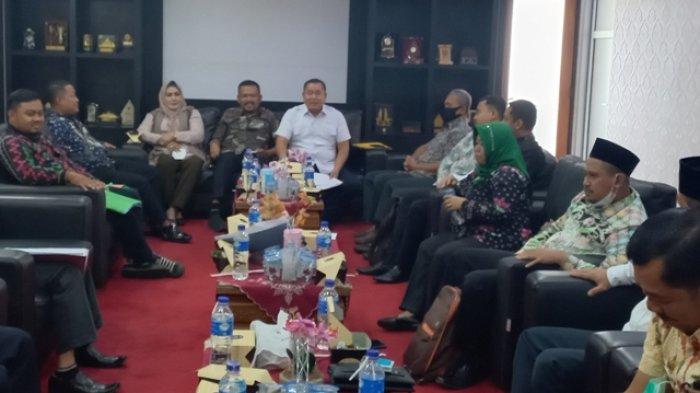 Ratusan warga Karawang protes ke BPN atas dugaan pencaplokan tanah