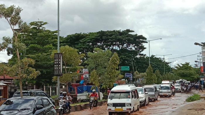 Tampak enangan air yang terjadi ketika hujan deras beberapa waktu lalu di depan Hotel Tabita Sentani Distrik Sentani Kabupaten Jayapura