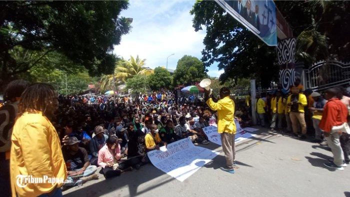 Ratusan mahasiswa yang tergabung dalam Front Mahasiswa dan Rakyat Papua Anti Militerisme (FMRPAM) menuntut agar oknum TNI yang melakukan penyiksaan terhadap warga sipil Kabupaten Puncak dapat ditindak dengan tegas.